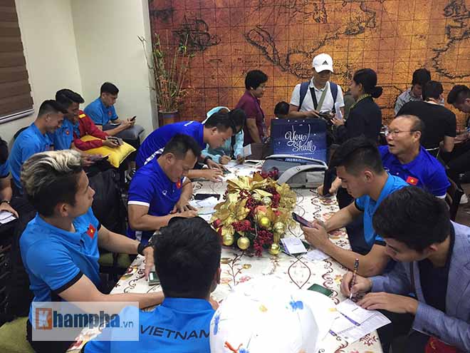 ĐT Việt Nam đến Philippines: Vất vả 3 tiếng chờ nhập cảnh ở Bacolod - 4