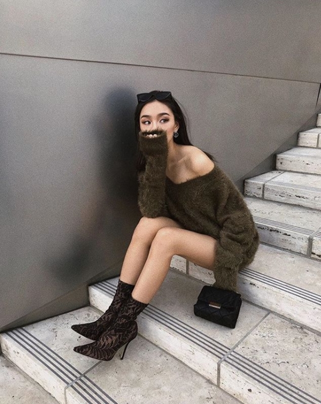 Người mẫu Kathy Zheng mặc áo len kiểu “giấu quần” với một đôi bốt, đủ ấm nhưng vẫn rất thu hút trên phố.