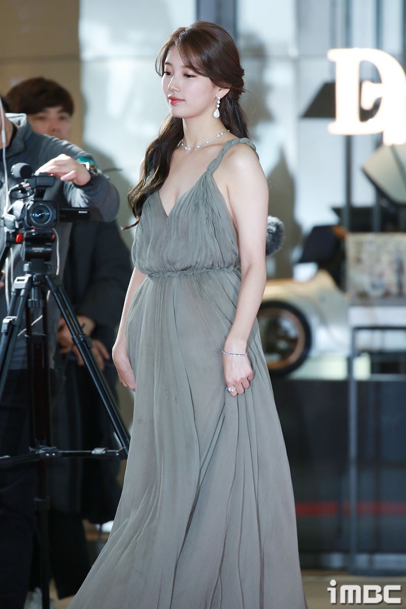 Mỹ nữ "bức tử" vòng 1 làm lu mờ hơn 150 ngôi sao khác trên thảm đỏ - 1