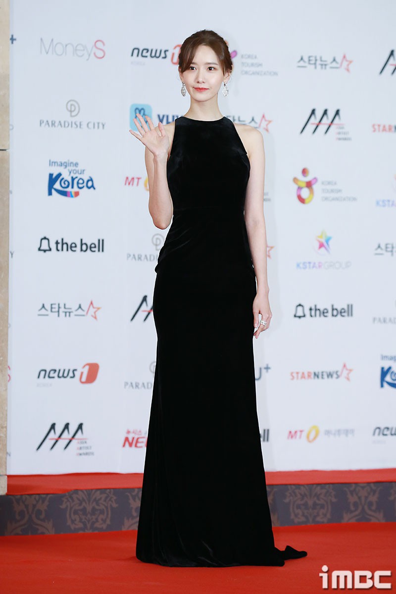 Mỹ nữ "bức tử" vòng 1 làm lu mờ hơn 150 ngôi sao khác trên thảm đỏ - 3