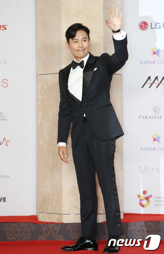 Mỹ nữ "bức tử" vòng 1 làm lu mờ hơn 150 ngôi sao khác trên thảm đỏ - 1