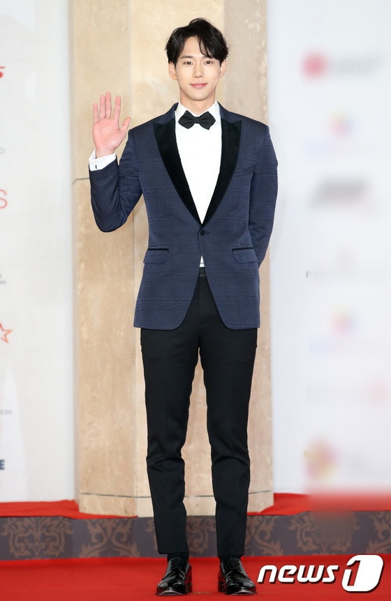 Mỹ nữ "bức tử" vòng 1 làm lu mờ hơn 150 ngôi sao khác trên thảm đỏ - 4