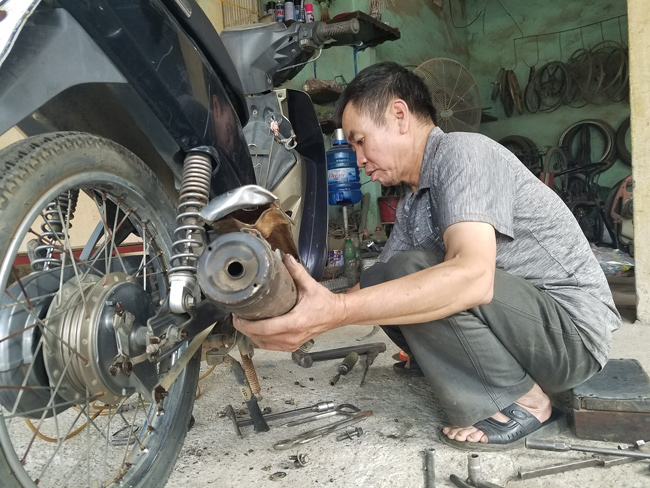Mặc dù chỉ học hết lớp 7, nhưng với sự đam mê và yêu thích máy móc, ông đã mày mò chế tạo nên các mô hình này. Hiện tại, công việc thường ngày của ông Chiến là một thợ sửa chữa xe đạp, xe máy tại địa phương.
