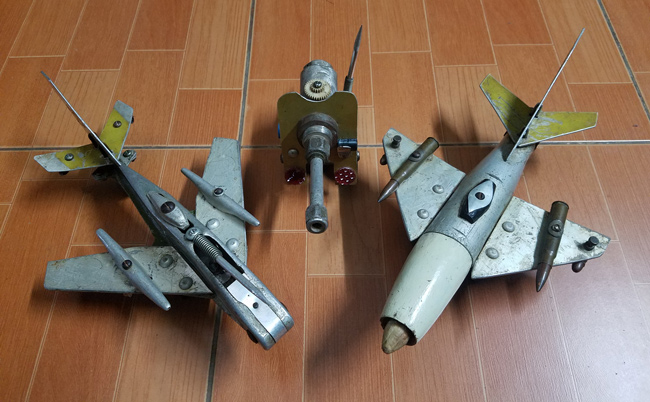 Trong bộ sưu tập có 3 tác phẩm được bố ruột ông Nguyễn Gia Chiến làm từ xác máy bay thời chiến tranh chống Mỹ.