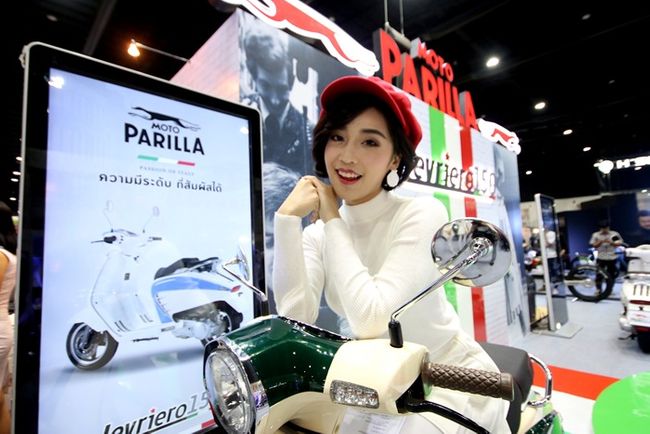 Tạo dáng bên xe ga mới.