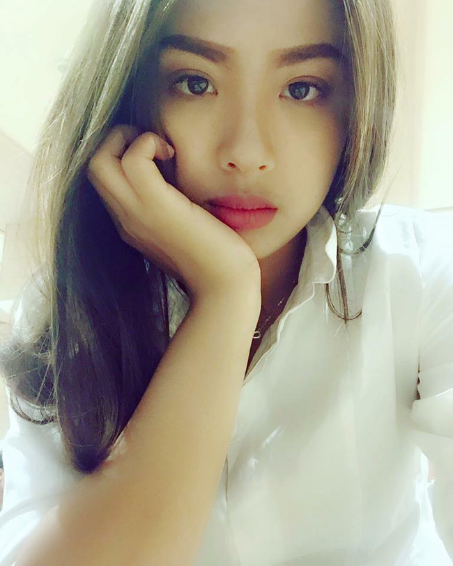 Ngọc Trâm rất bất ngờ khi đã ngồi ở cuối sân mà vẫn lọt vào ống kính của phóng viên VTV.&nbsp;