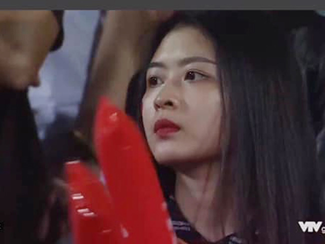 Nhờ góc nghiêng thần thánh này mà Lê Nguyệt Hà &#40;21 tuổi&#41; nổi bần bật trên khán đài sân cỏ.&nbsp;