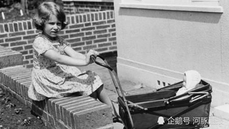 Búp bê cũ kỹ, đen đúa nhưng lại có giá trị tiền tỷ vì lý do này - 2