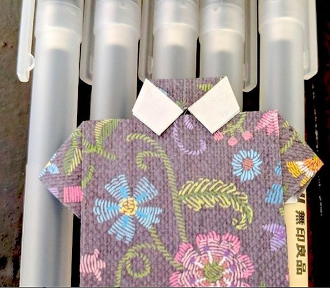 "Tôi đã đặt mua một số cây bút từ Nhật Bản và chúng đến kèm theo một chiếc áo sơ mi Hawaii Hawaii nhỏ xíu!"