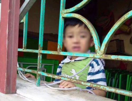 Xót xa hình ảnh bé trai 4 tuổi bị buộc dây vào cổ, nhốt trong lớp học - 1