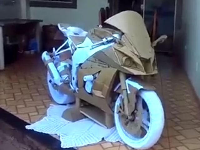 Xe máy - Xe đạp - Siêu mô tô 1000 phân khối "gột" từ bìa carton gây bão mạng xã hội