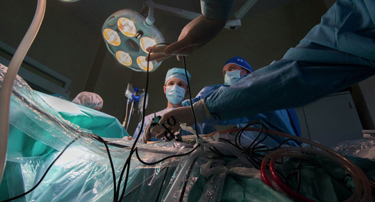 Bác sĩ say xỉn mổ đẻ, mẹ lẫn con thiệt mạng - 1