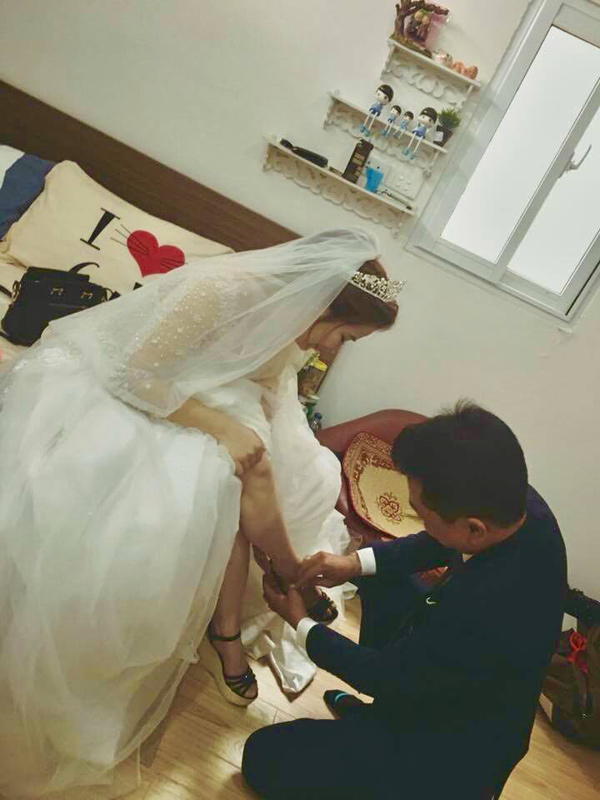 Bài dự thi My Happiness (số 14): Nhìn cách anh nắm tay, khoảng cách tuổi tác bị xóa nhòa - 3