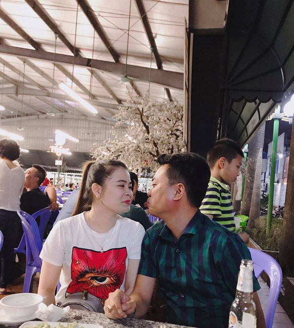 Bài dự thi My Happiness (số 14): Nhìn cách anh nắm tay, khoảng cách tuổi tác bị xóa nhòa - 2