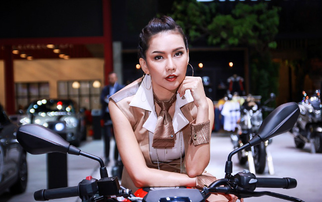 Ánh mắt đốn tim cánh mày râu.