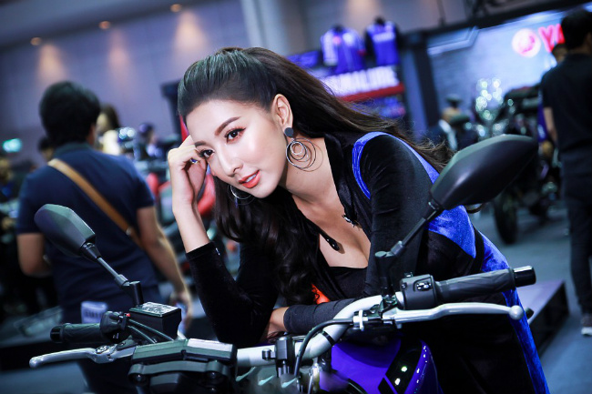 Để lộ lấp ló cặp tuyết lê trắng ngần.
