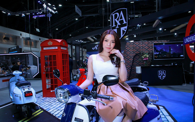 Tạo dáng bên xe độc lạ.