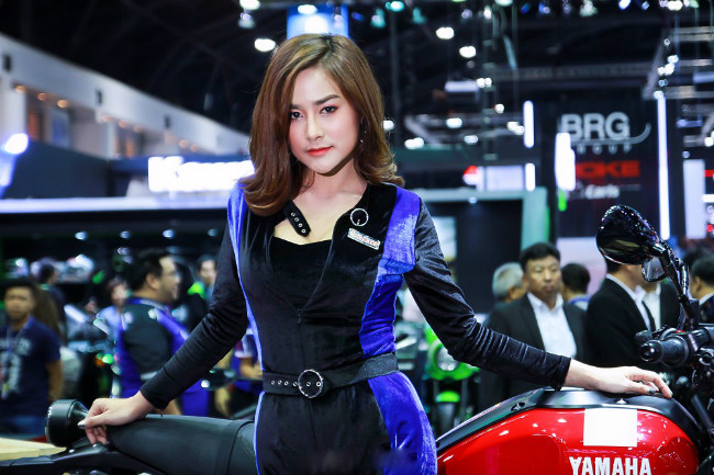 Tạo dáng chuẩn bên xế nổ.