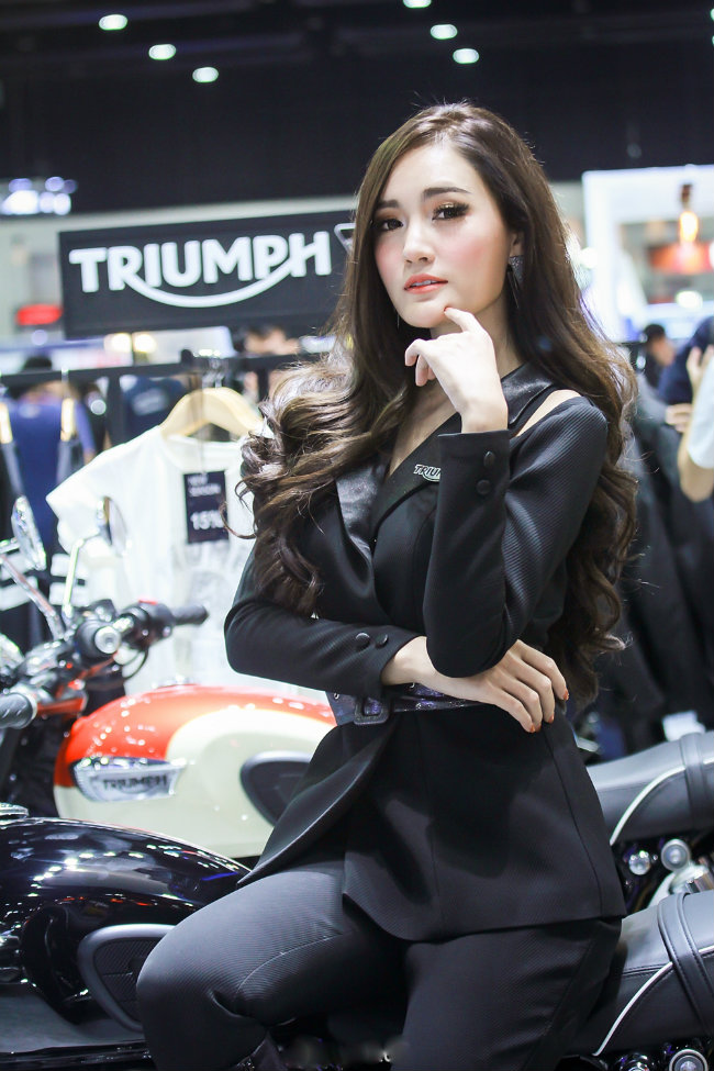 Bộ áo khoác đen làm nổi bật làn da trắng.