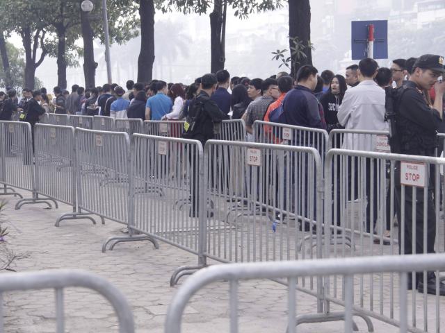 Tin tức trong ngày - CĐV xếp hàng dài nhận vé đặt online trận Việt Nam - Philippines ở VFF