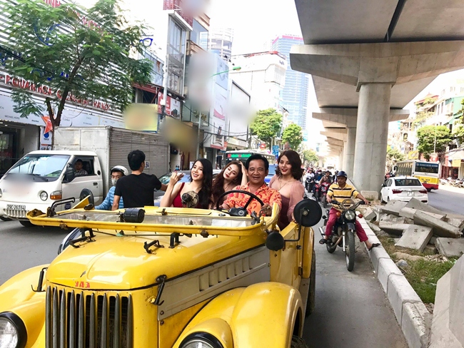 Mới đây, nghệ sĩ Quang Tèo thu hút sự chú ý khi xuất hiện trên chiếc xe màu vàng "mui trần" cùng 3 người đẹp trên đường phố Cầu Giấy (Quận Cầu Giấy, Hà Nội). Được biết đây là hình ảnh hậu trường cho bộ phim hài sẽ ra mắt vào dịp Tết 2019.