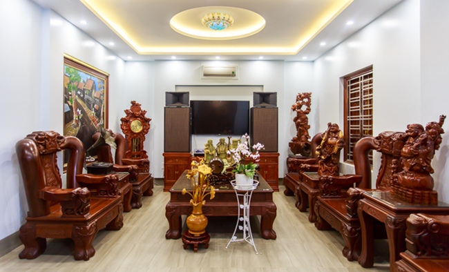 Không gian phòng khách được Chiến Thắng đầu tư, trang trí kĩ lưỡng với món đồ nội thất được làm từ gỗ có kích thước lớn được chạm khắc kì công, tinh xảo. Nam diễn viên cho biết, anh bố trí bộ bàn ghế to và rộng để khách đến chơi nhà thấy thoải mái.