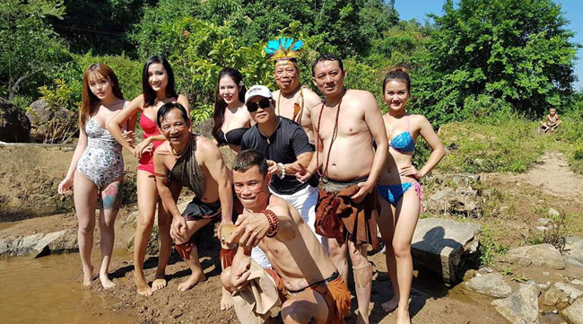 &#34;Nếu người xem cứ nhằm vào ngực của diễn viên thì có mặc gì cũng nhạy cảm&#34; - Quang Tèo chia sẻ.