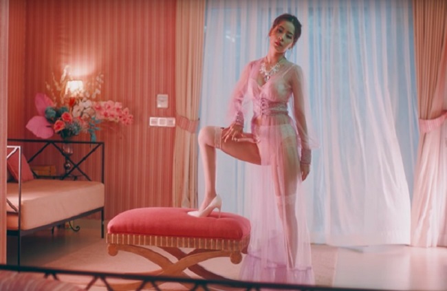 Ví dụ rõ ràng nhất là Chi Pu lựa chọn toàn trang phục xuyên thấu trong MV mới.&nbsp;
