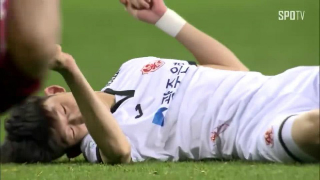Chấn thương rùng rợn: Cầu thủ Hàn Quốc mất trí nhớ vì ngã gãy cổ - 1