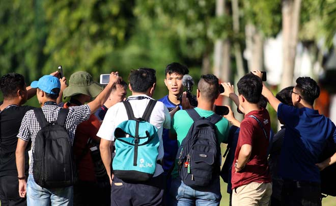 Phóng viên quốc tế &#34;săn&#34; Đoàn Văn Hậu: Ngưỡng mộ tuổi trẻ tài cao - 2