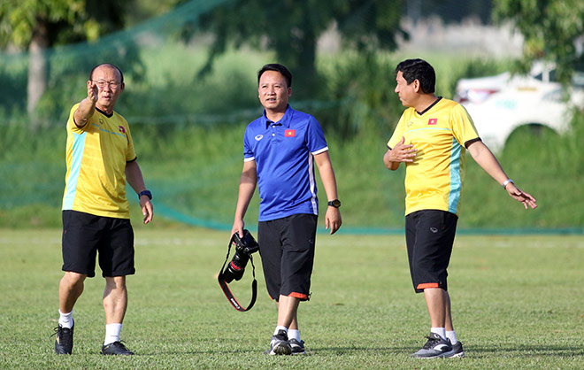 HLV Park Hang Seo lại cầu nguyện khi ĐT Việt Nam tập đấu Philippines - 1