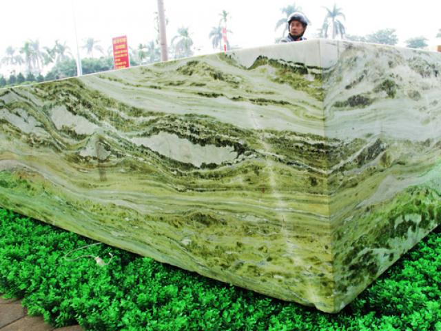 Thị trường - Tiêu dùng - Phiến ngọc nguyên khối bạc tỷ nặng hơn chục tấn, đẹp hiếm có tại Yên Bái
