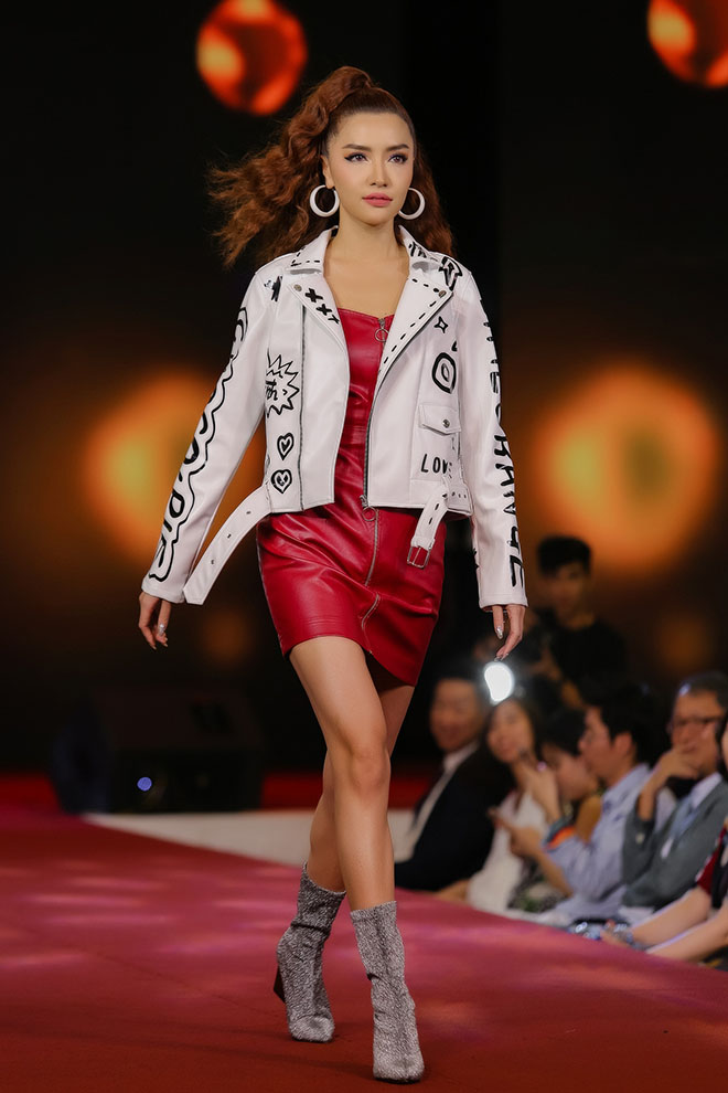 Bích Phương lần đầu live "Chị ngả em nâng", khoe chân dài làm vedette - 6