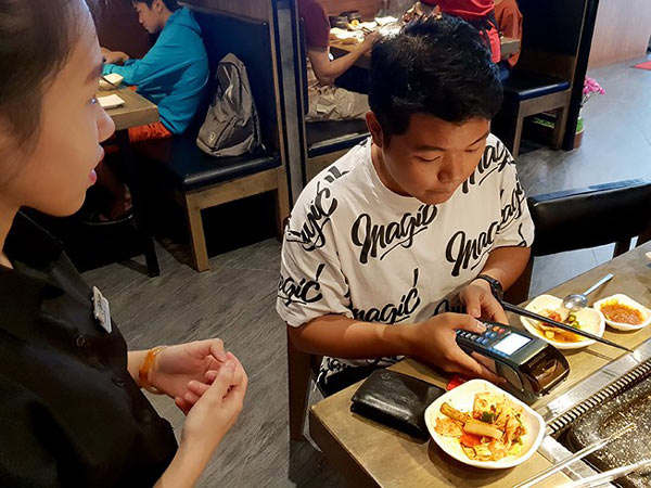 Niềm tin của người Việt vào tiền mặt còn quá lớn - 1