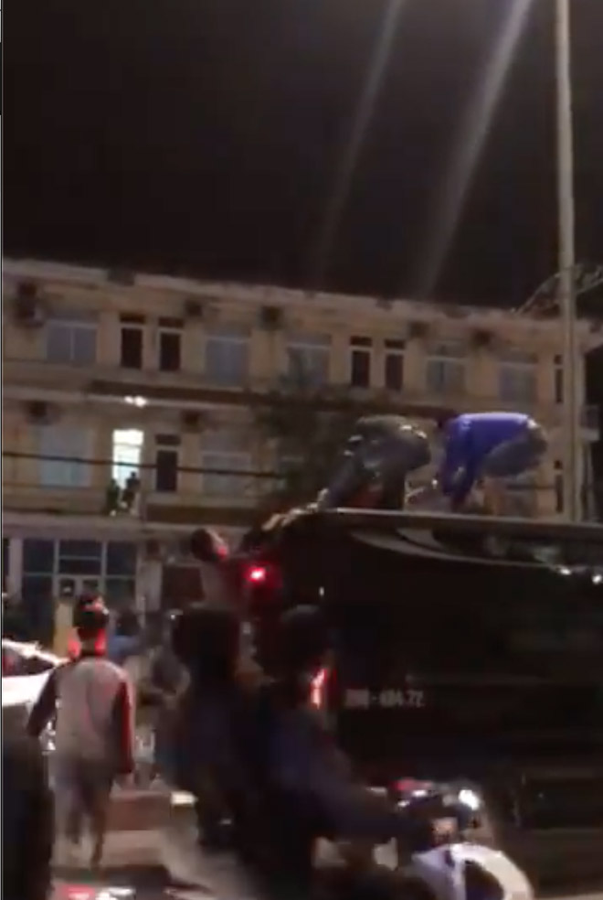 Sốc với cô gái mặc váy đỏ trèo lên nóc ô tô nhảy múa, lăn lộn - 2