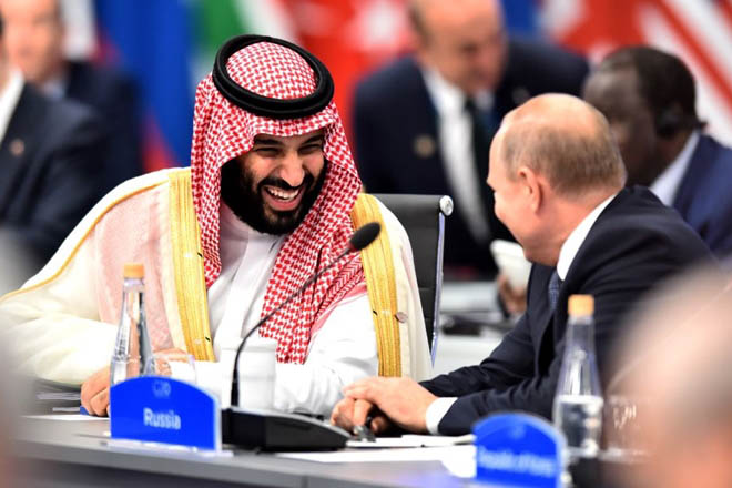 Tổng thống Nga &#34;đập tay cao&#34; với Thái tử Saudi khiến thế giới ngước nhìn - 1
