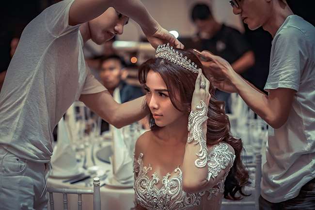 Sau 6 năm chung sống, tối 1.12, Ưng Hoàng Phúc và Kim Cương mới tổ chức đám cưới tại một nhà hàng ở TP.HCM. Đây được xem là hôn lễ đáng mong chờ nhất của showbiz Việt. 