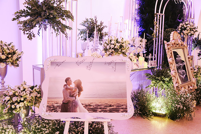 Không gian tiệc cưới được thiết kế theo phong cách châu Âu, tông màu xám bạc, điểm ánh xanh bạc hà làm điểm nhấn.