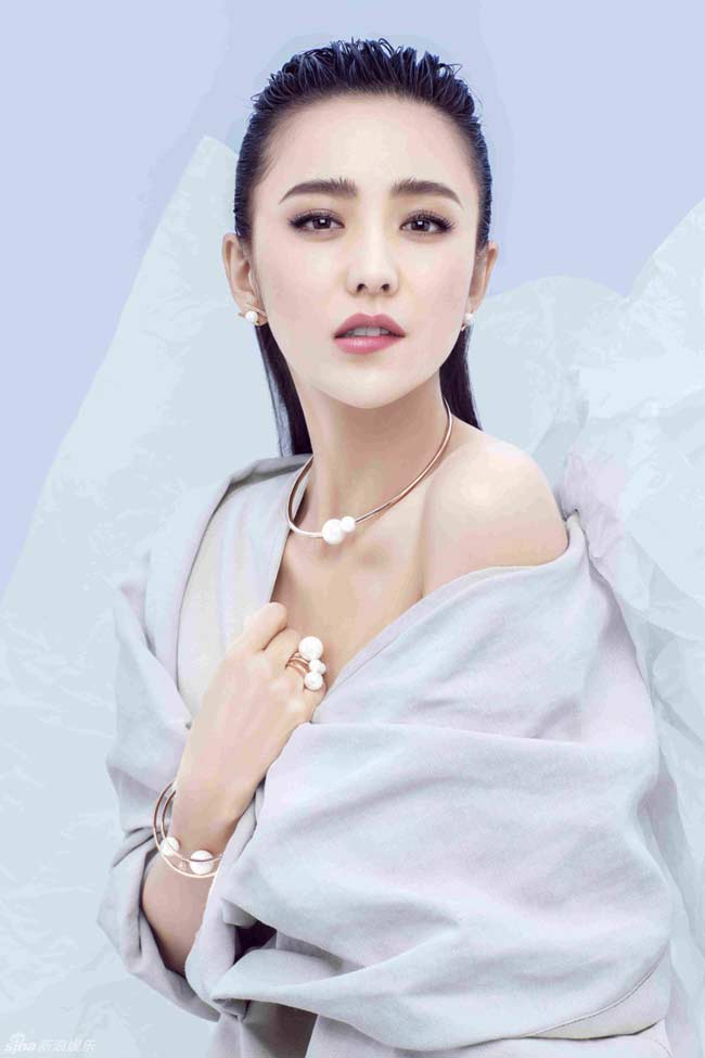 Thay vì hở bạo hay khoe 3 vòng triệt để, mỹ nhân xinh đẹp này chỉ cần lộ bờ vai quyến rũ là đã đủ “gây mê” với người đối diện rồi.
