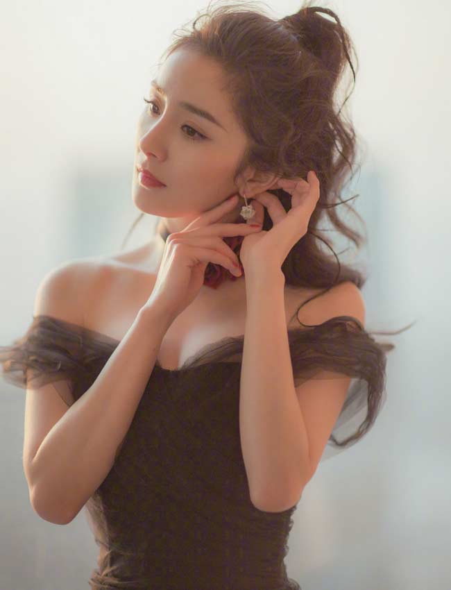 Cô luôn khiến khán giả &#39;ngây ngất&#39; vì nhan sắc thách thức thời gian, nhất là khi nữ diễn viên diện đầm hở vai, để lộ xương đòn&nbsp;mảnh mai, hấp dẫn.