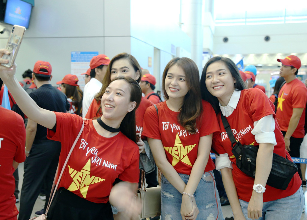 Dàn hot girl mang băng rôn “Sút đi Phượng ơi” đáp chuyên cơ sang Philippines tiếp lửa ĐT Việt Nam - 8