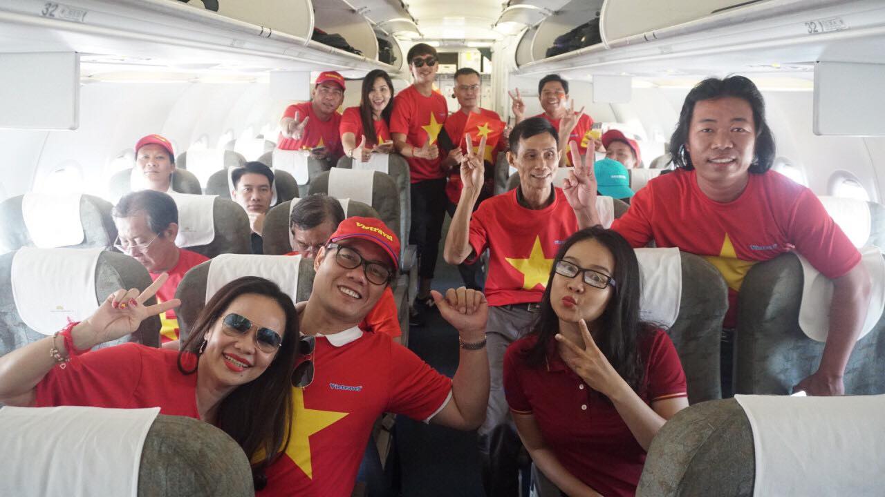 Dàn hot girl mang băng rôn “Sút đi Phượng ơi” đáp chuyên cơ sang Philippines tiếp lửa ĐT Việt Nam - 14