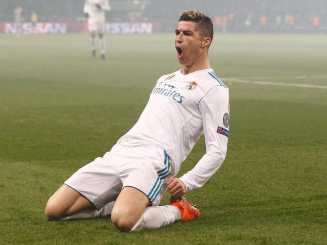 Truyện cười - Đàn ông đẹp trai đá bóng hay bị chửi, tại sao?