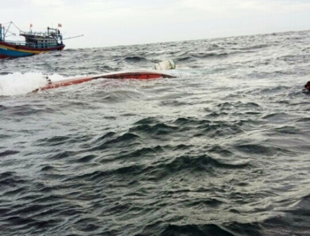 TP.HCM: Tàu cá chìm, 5 người rơi xuống biển - 1