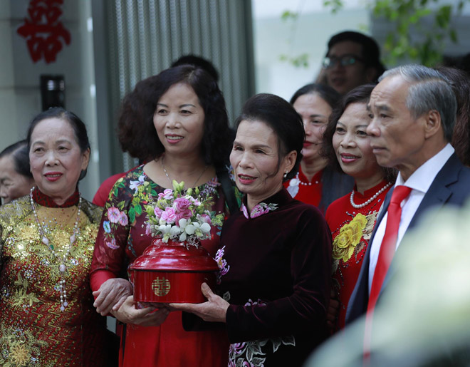 Á hậu Thanh Tú được đại gia 40 tuổi rước dâu bằng xe tiền tỷ - 5