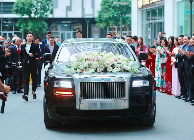 Á hậu Thanh Tú được đại gia 40 tuổi rước dâu bằng xe tiền tỷ - 6