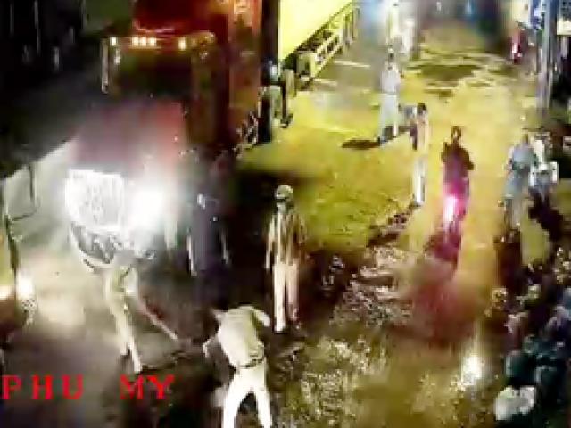 Dân ghi hình hàng chục CSGT quét dầu nhớt trên quốc lộ giữa đêm