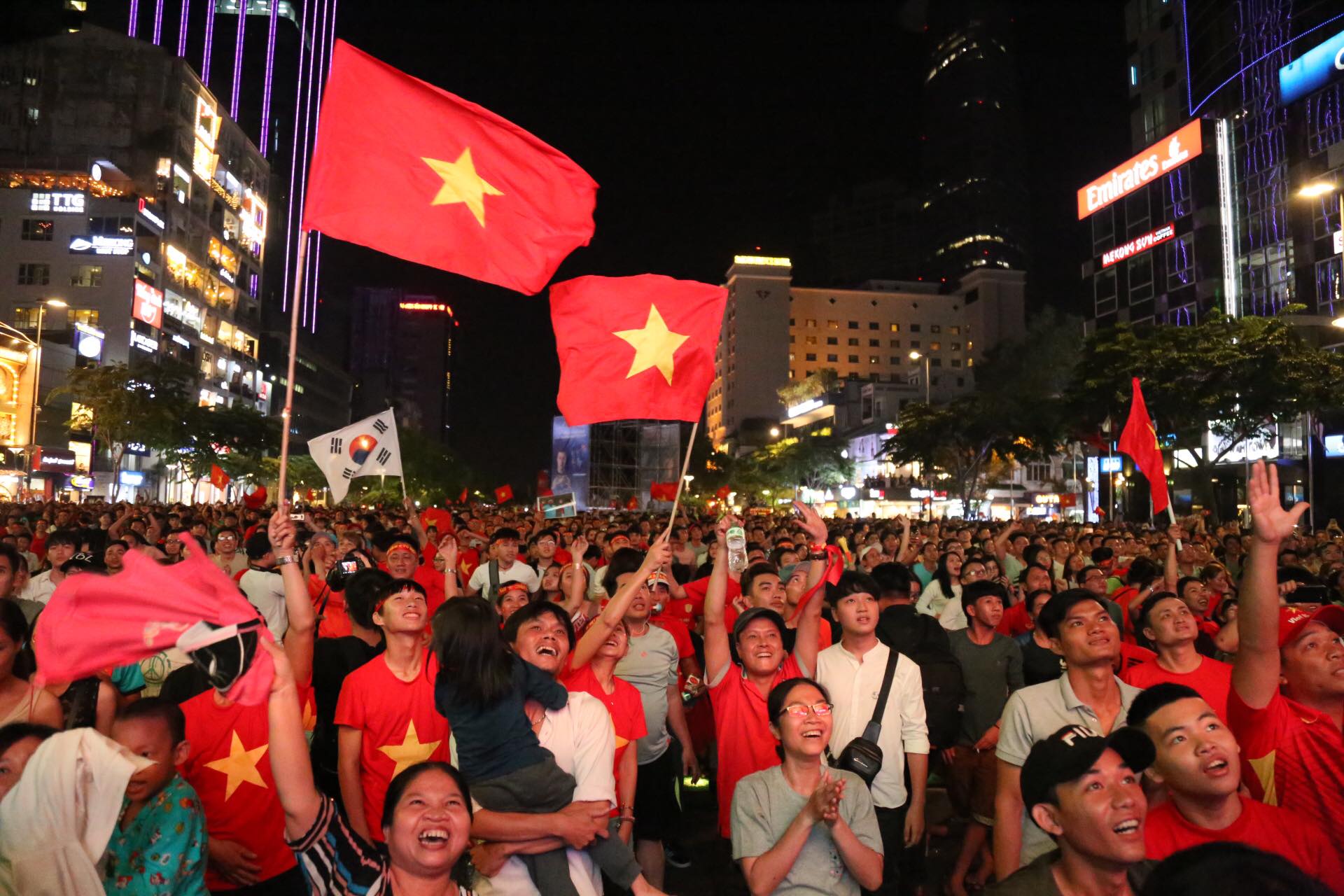 Việt Nam chiến thắng 2 - 1, biển người hâm mộ thăng hoa - 1