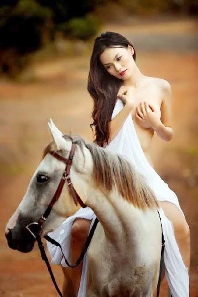 Cao Thùy Linh (sinh năm 1990) từng gây scandal khi chụp ảnh nude bên ngựa.