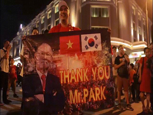 Tin tức trong ngày - "Đi bão" trận VN- Philippines: Muôn vàn kiểu ăn mừng bá đạo